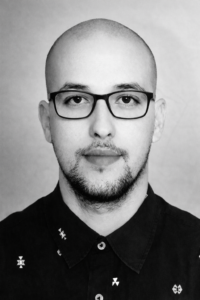 portrait monochrome d'un homme calme